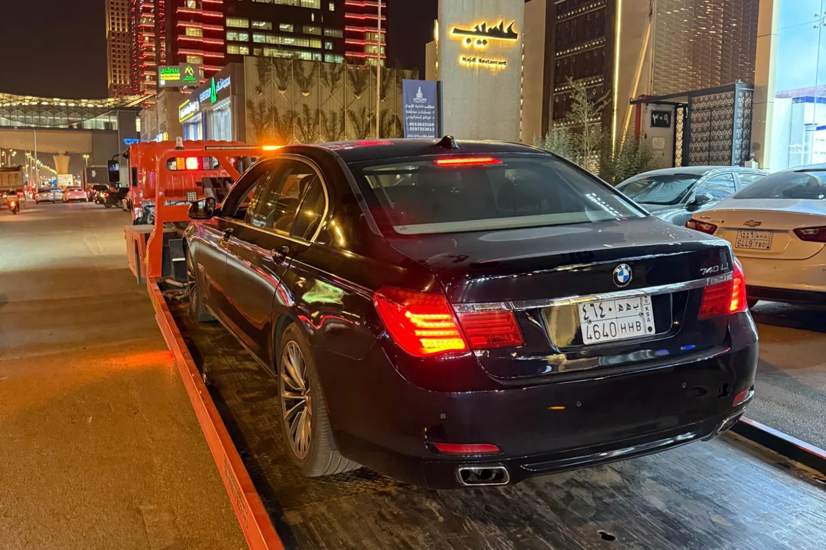 سطحة تنقل سيارة بي إم دبليو فاخرة ليلًا داخل الرياض