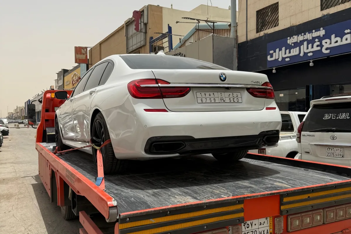 سطحة تنقل سيارة بي إم دبليو بيضاء داخل الرياض