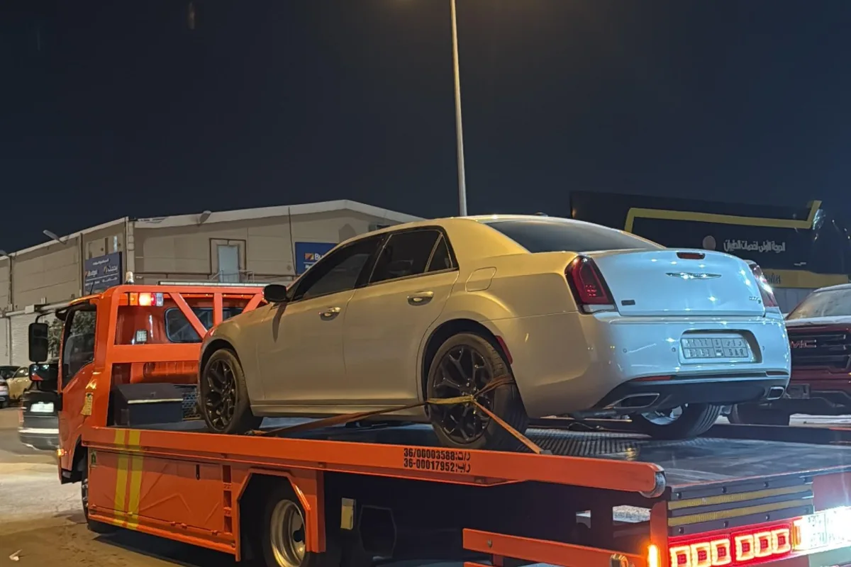 سطحة تنقل سيارة سيدان ليلًا داخل الرياض
